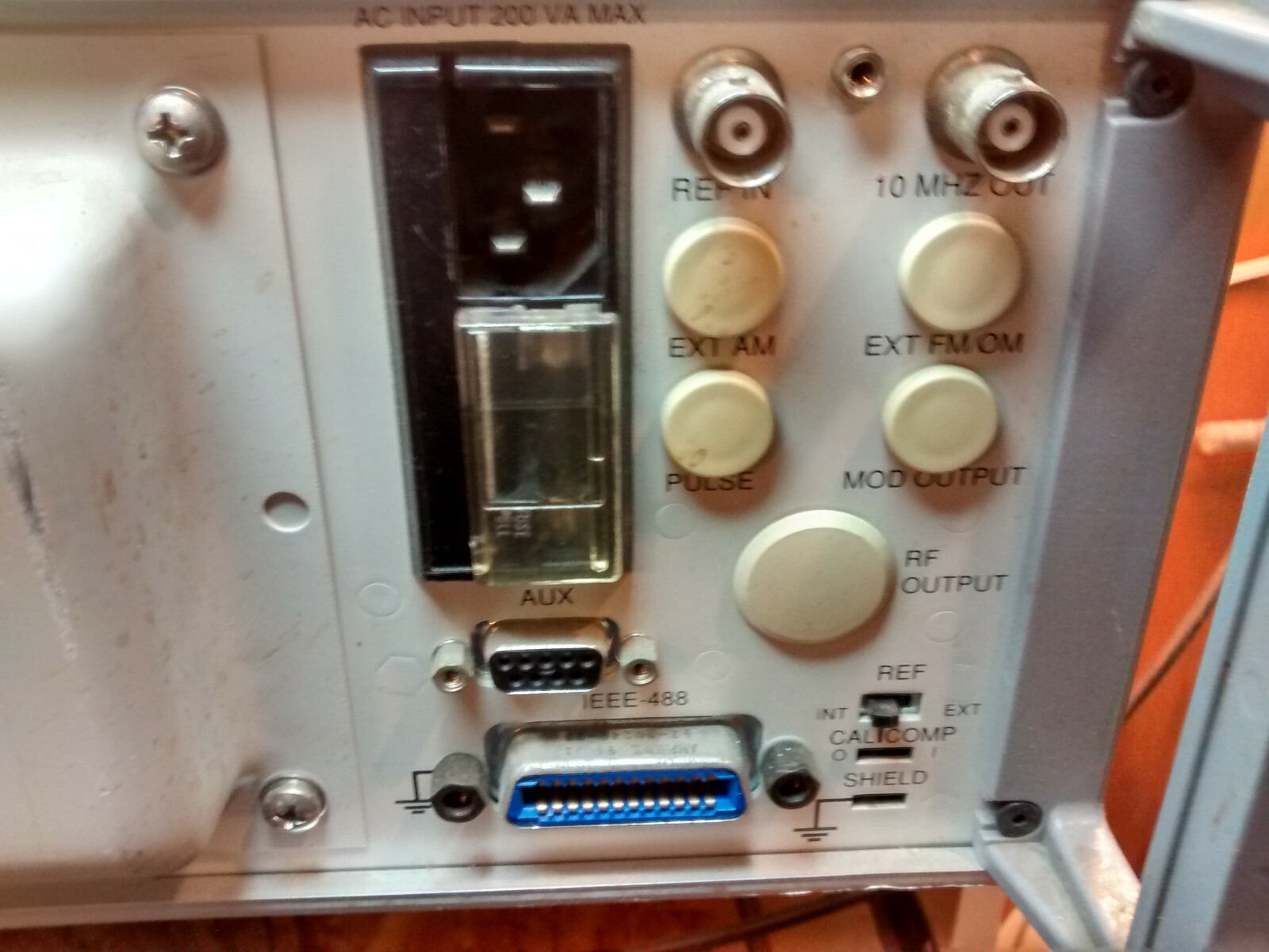 Giga-tronics 6082A Synthesized RF Signal Generator 100 kHz to 2112MHz Option 132