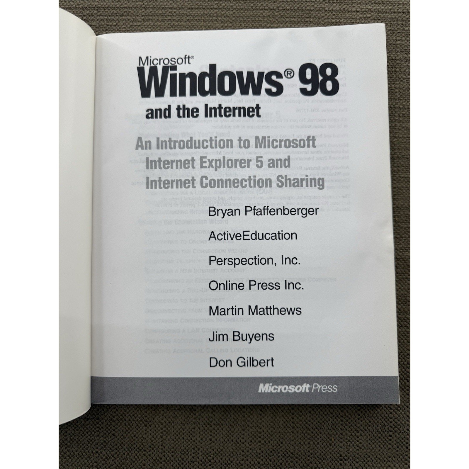 Vintage Microsoft Windows 98 and the Internet Guide Book 1998 Manual PC Computer