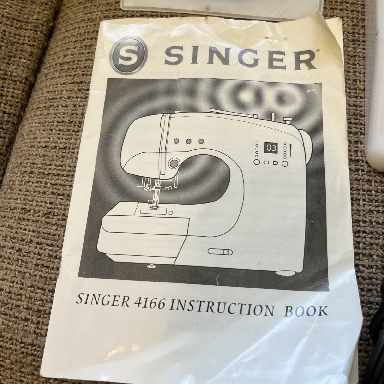 Singer Sewing Machine 4166 White Electronic Control With Accessories ￼
