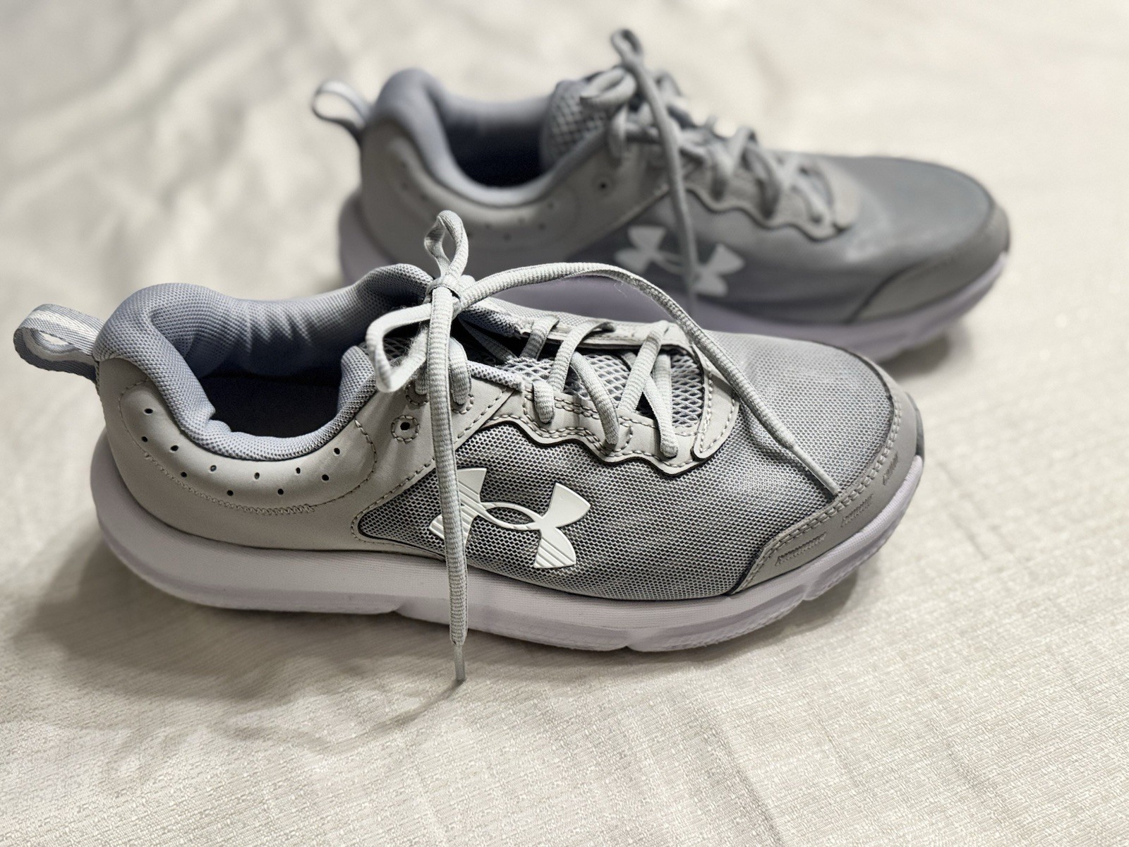Under Armour Charged Assert 10 Men’s Running Shoes Size 8 4E Wide Gray White