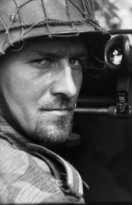 WW2  Photo WWII German Gunner in Action 1944  World War Two Wehrmacht / 2453