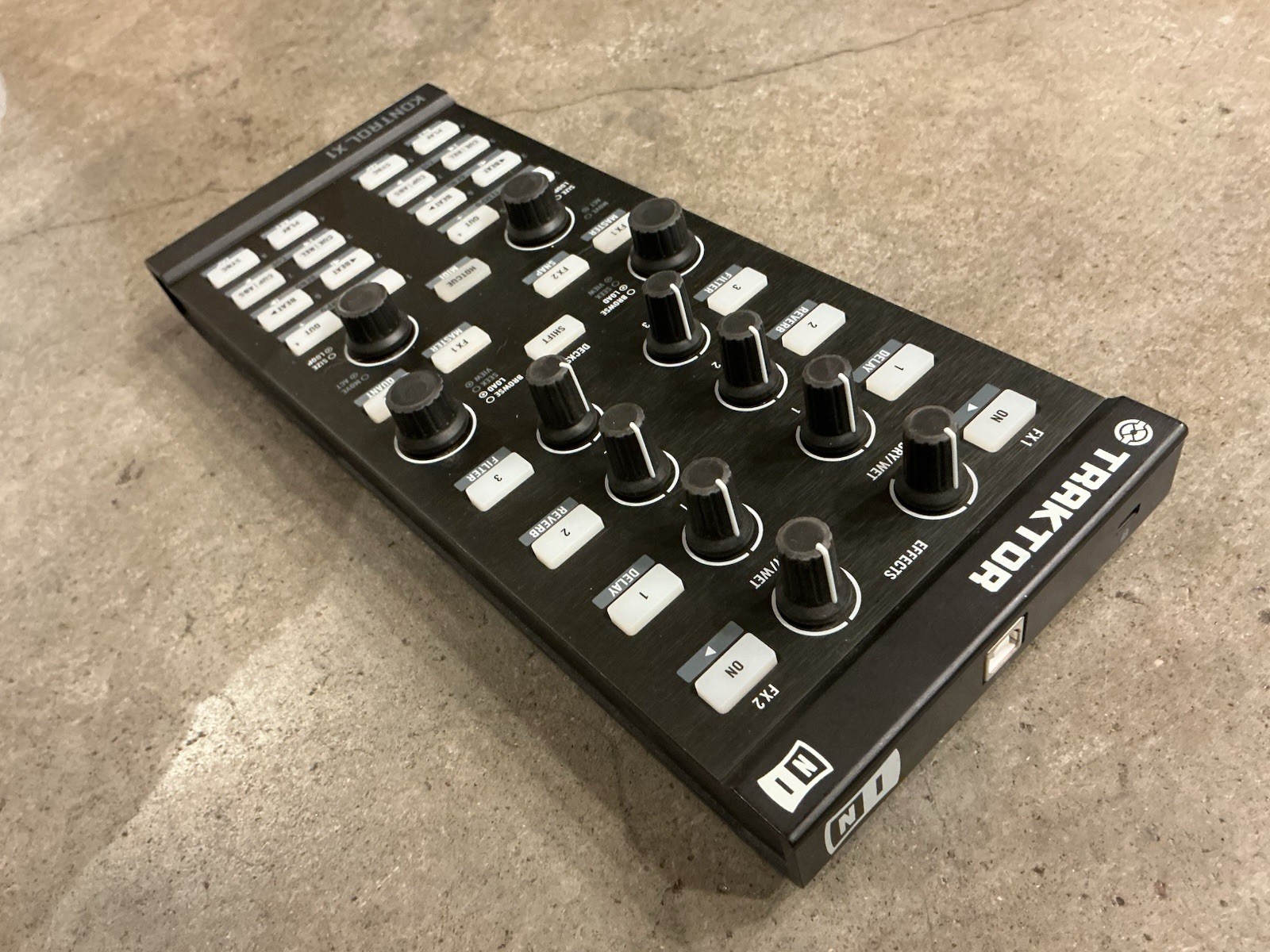 Native Instruments Traktor Kontrol X1 DJ Decks Effects Controller TESTED #CM7