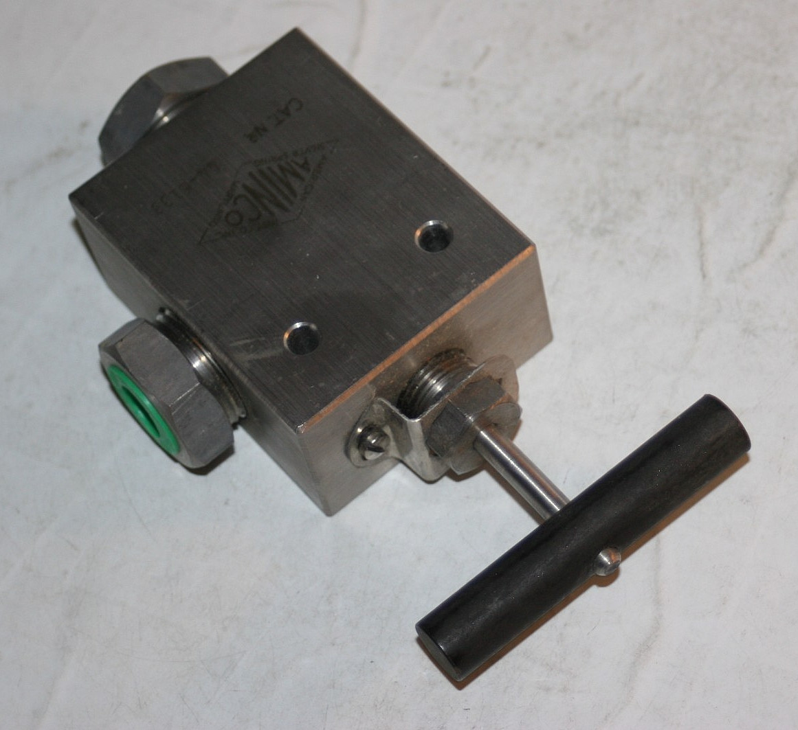 Aminco 44-6133 High Pressure SS Angle Needle Valve 60,000 Psi (.59 Tube OD)