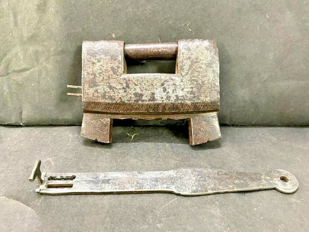 RARE OLD VINTAGE HAND-MADE IRON FINE ENGRAVED SOLID HEAVY STRIP SYSTEM PADLOCK