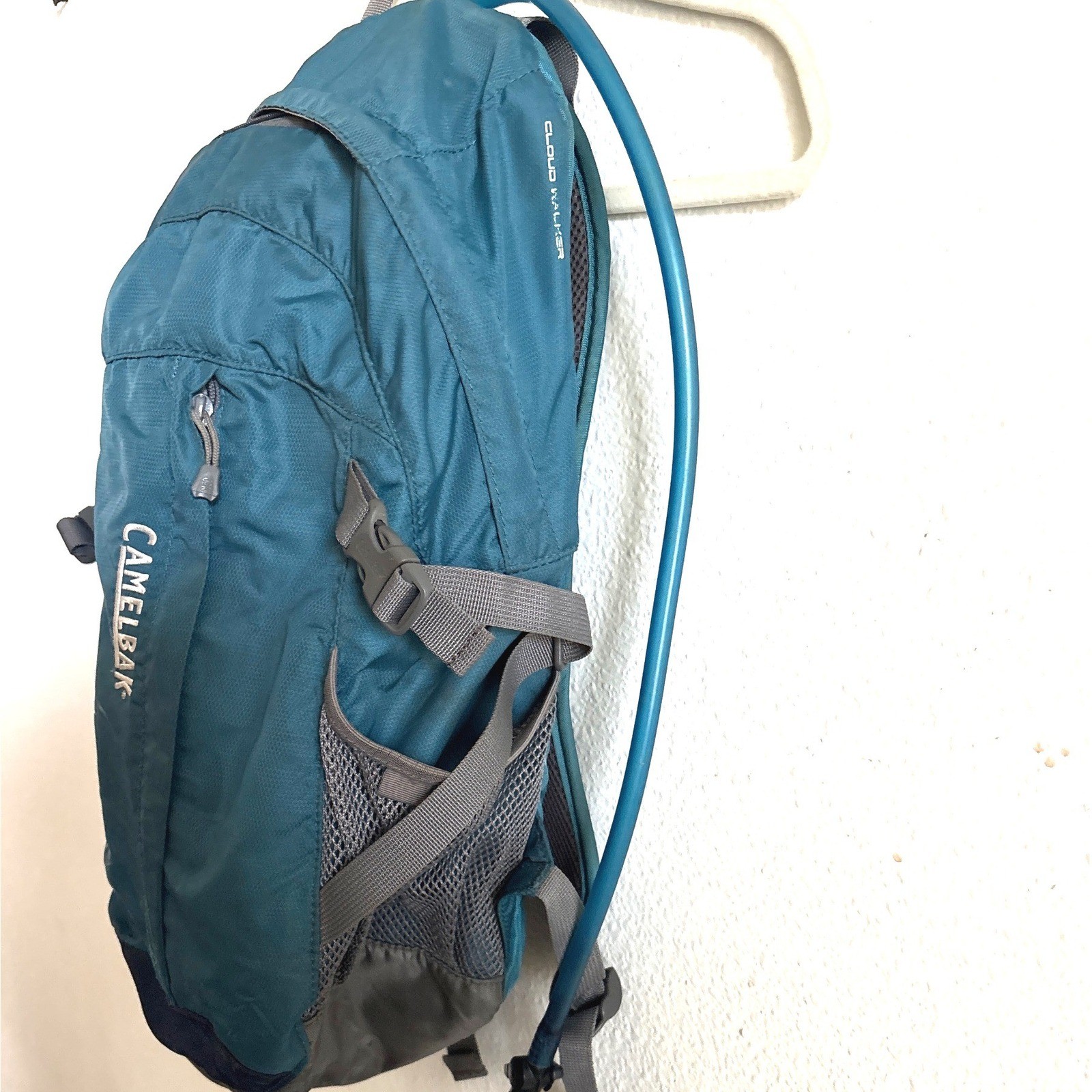 CamelBak Cloud Walker Teal Blue Hydration Backpack Hiking Daypack with Bladder