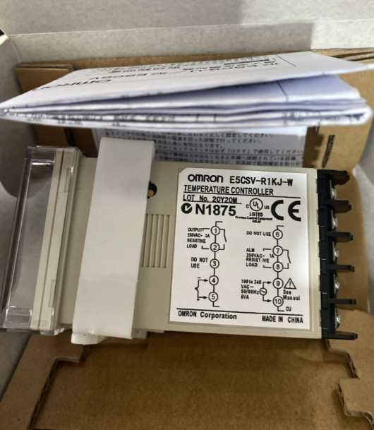 1PC NEW E5CSV-R1KJ-W TEMPERATURE CONTROLLER 100-240 VAC 50/60HZ
