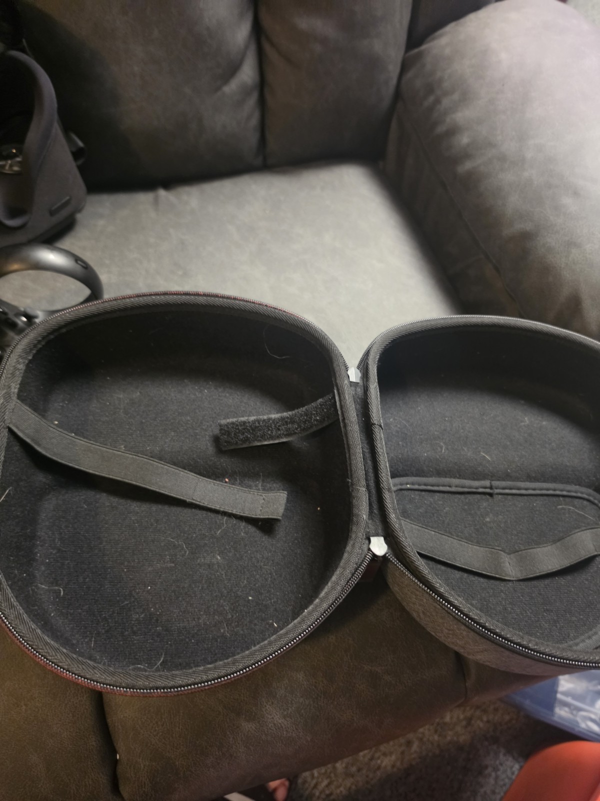 Oculus Quest 1 128GB With Both Controllers And Case