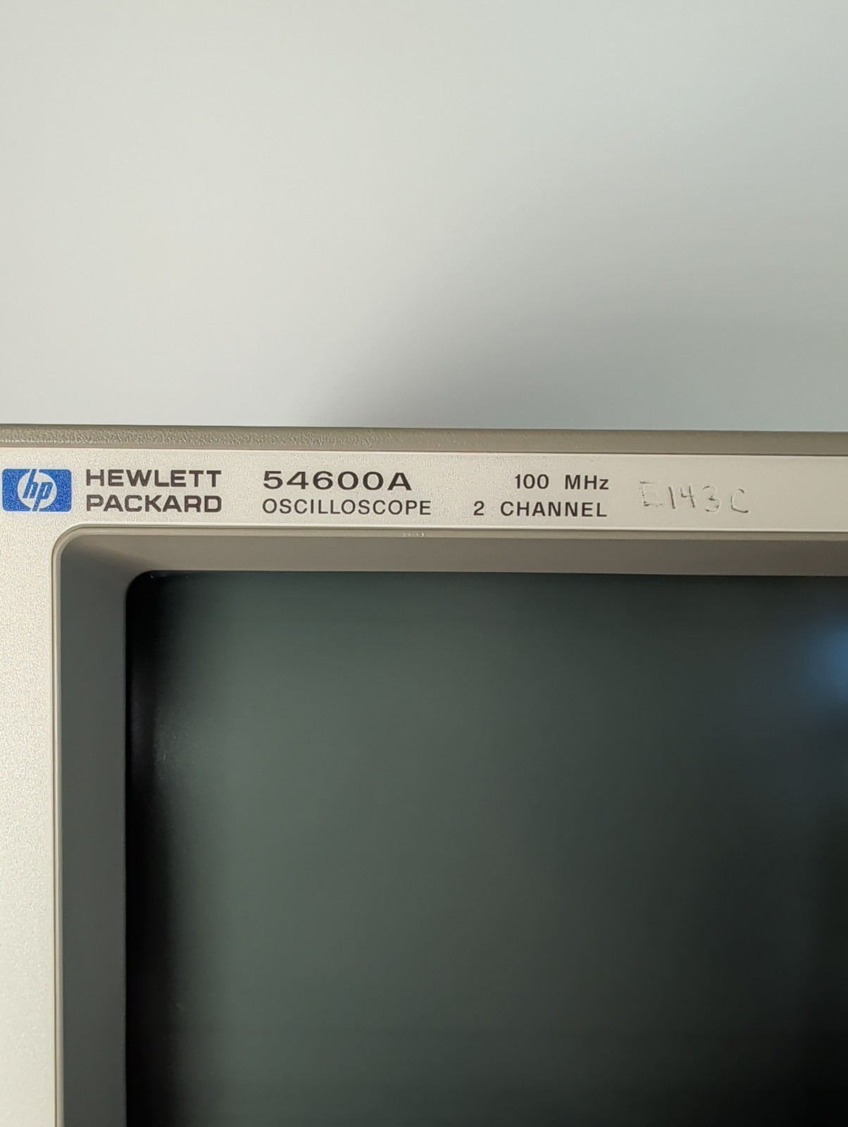 HP 54600A Digital Oscilloscope Powers on and display works. No Probes