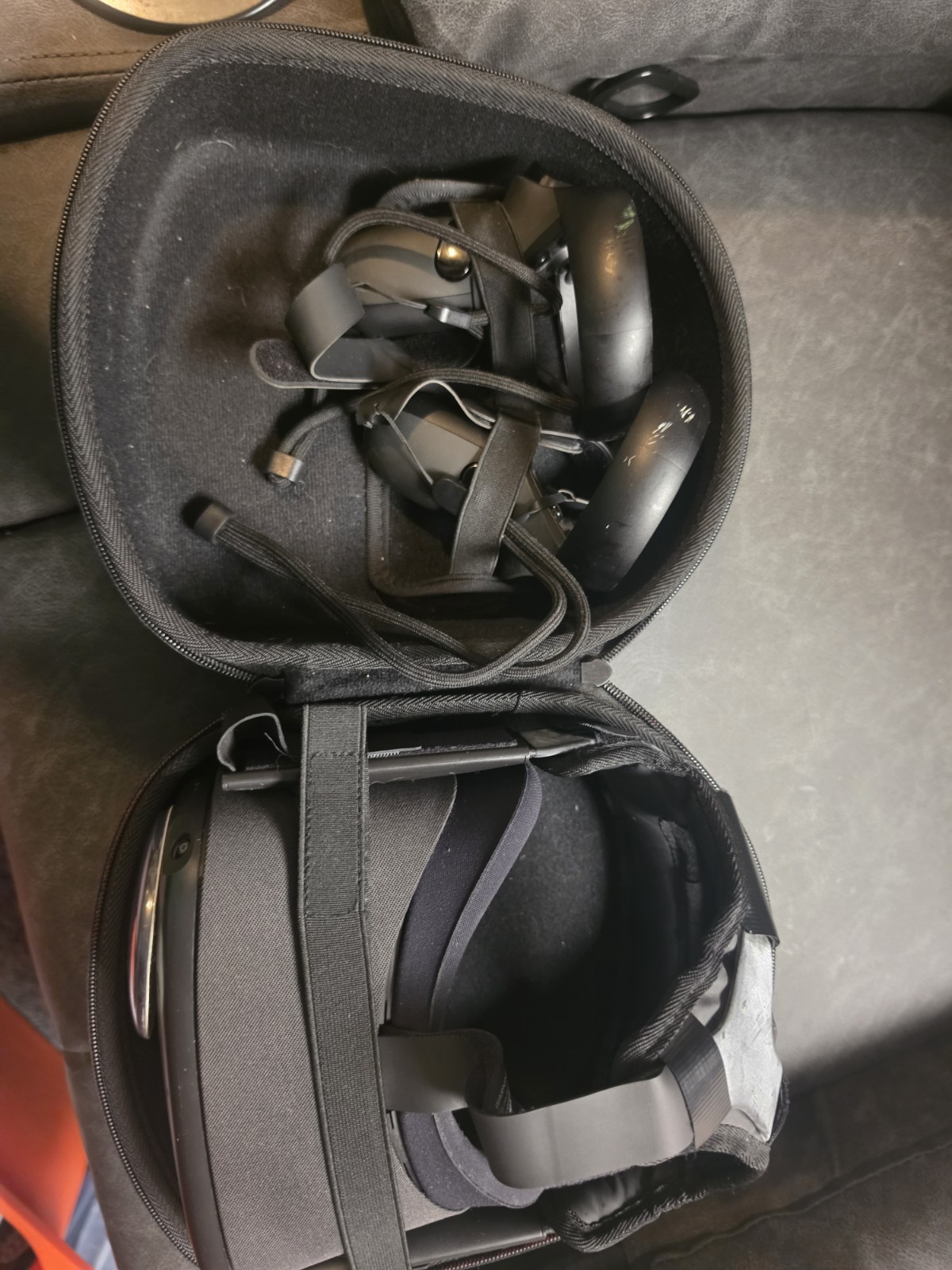 Oculus Quest 1 128GB With Both Controllers And Case