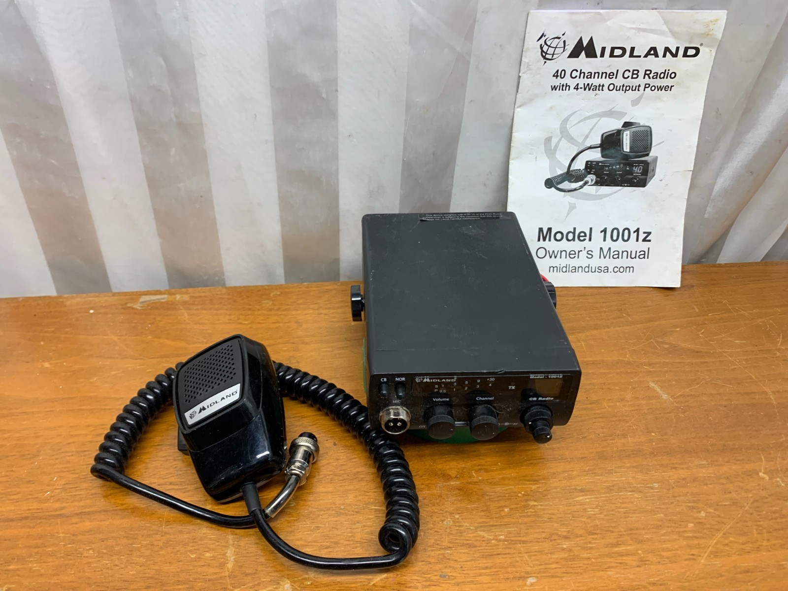 Midland Model 1001Z Citizen's Band 40 Channel CB Radio With Mic