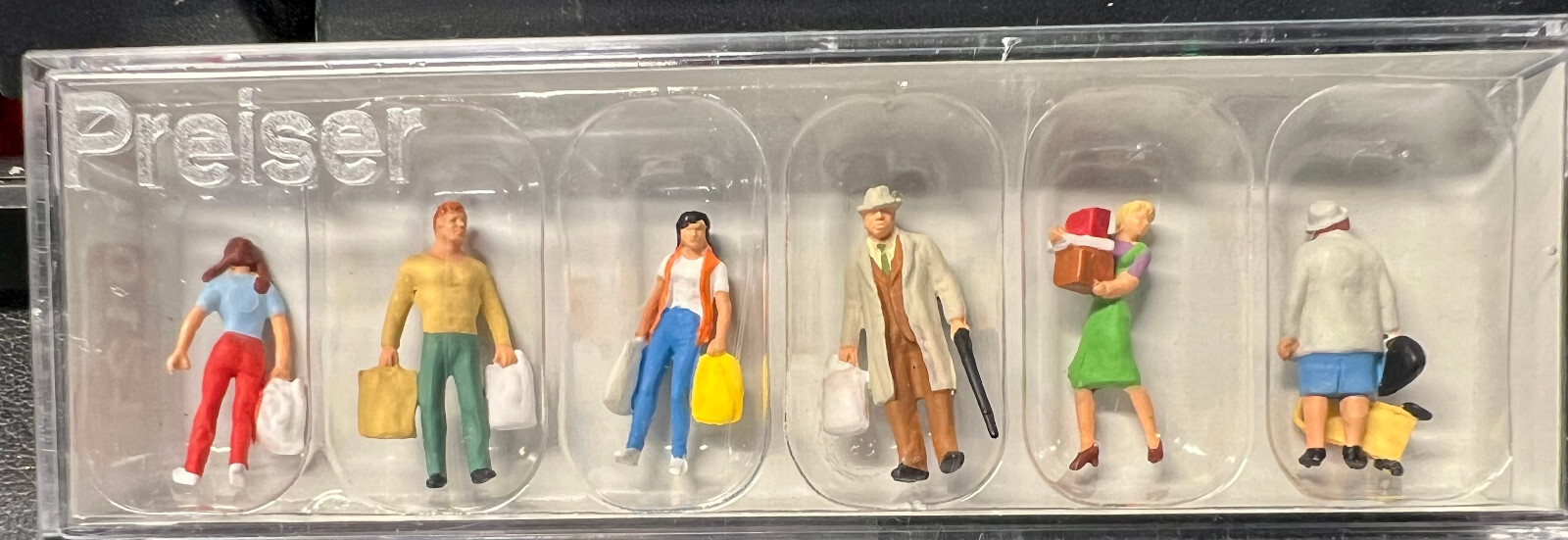 Preiser HO #10121A Shopping with Bags (Figures) Hand Painted / 1:87th Scale