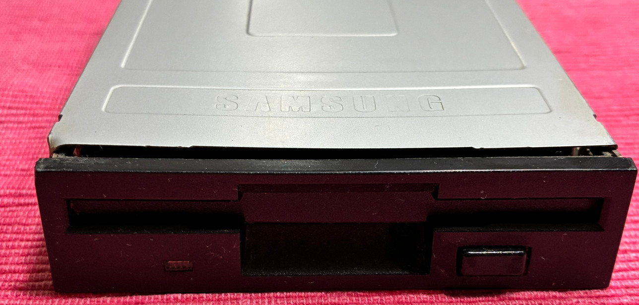 Samsung SFD-321B 3.5" 1.44MB Floppy Disk Drive Black Bezel (Broken/not working))