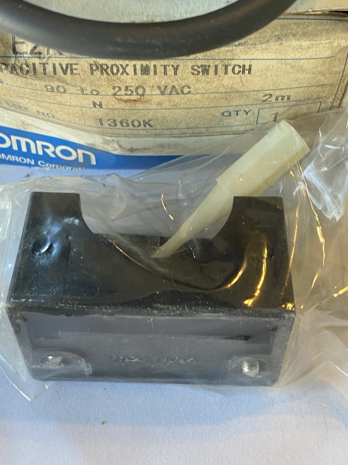 OMRON E2K-C25MY1-US Capacitive Proximity Switch