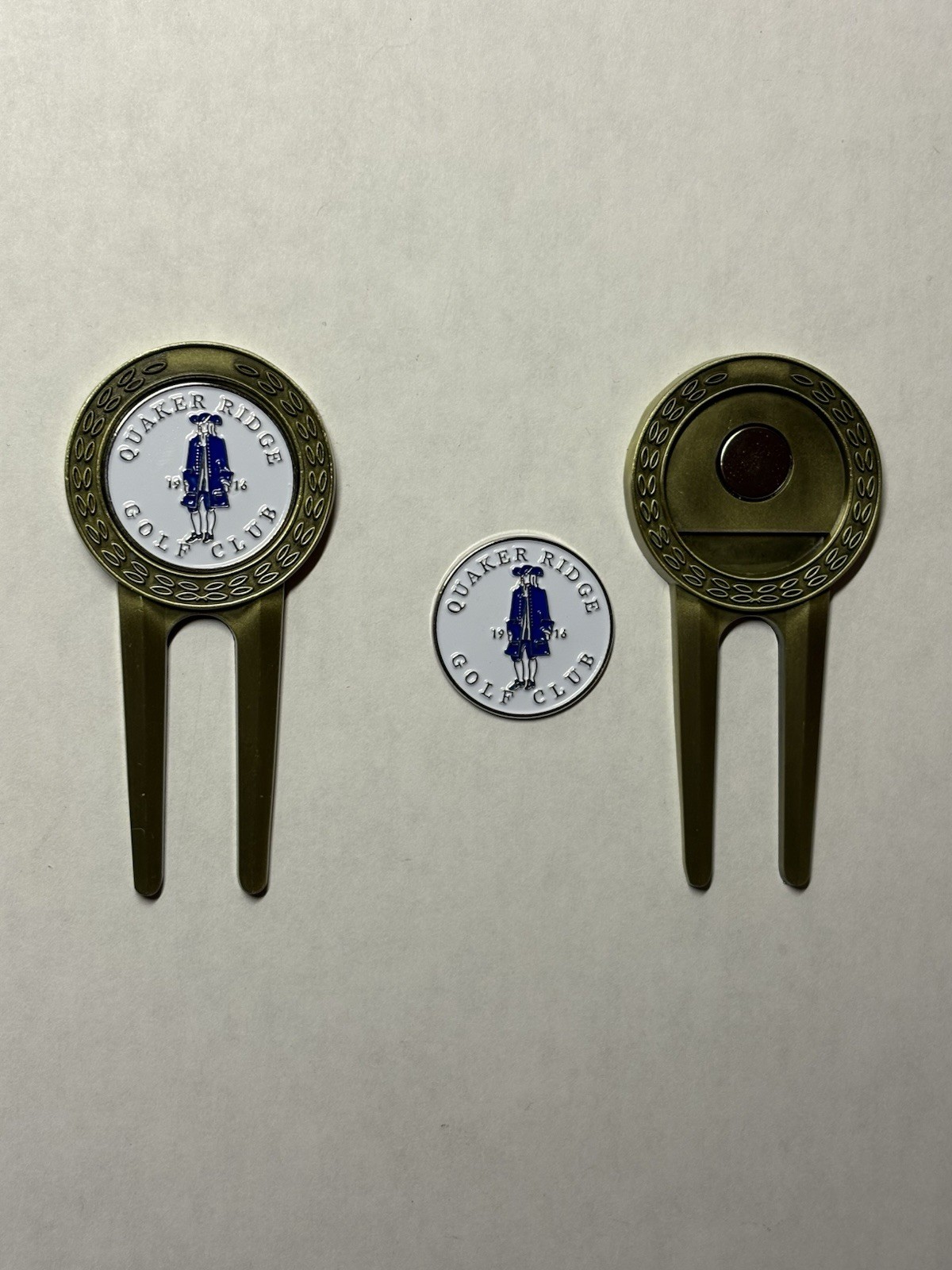 (1) Quaker Ridge Golf Club Divot Tool & 1" Coin Golf Marker - Scarsdale, NY