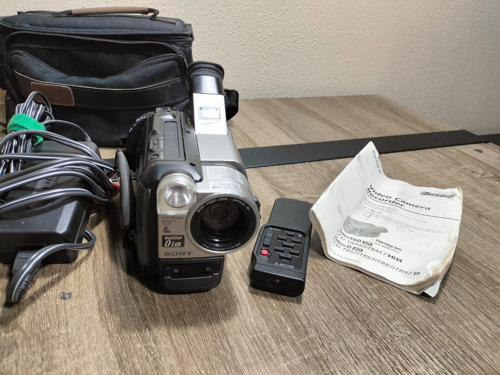 Sony HandyCam 72x Model # CCD-TR917 w/ all Accessories **EXCELLENT CONDITION**