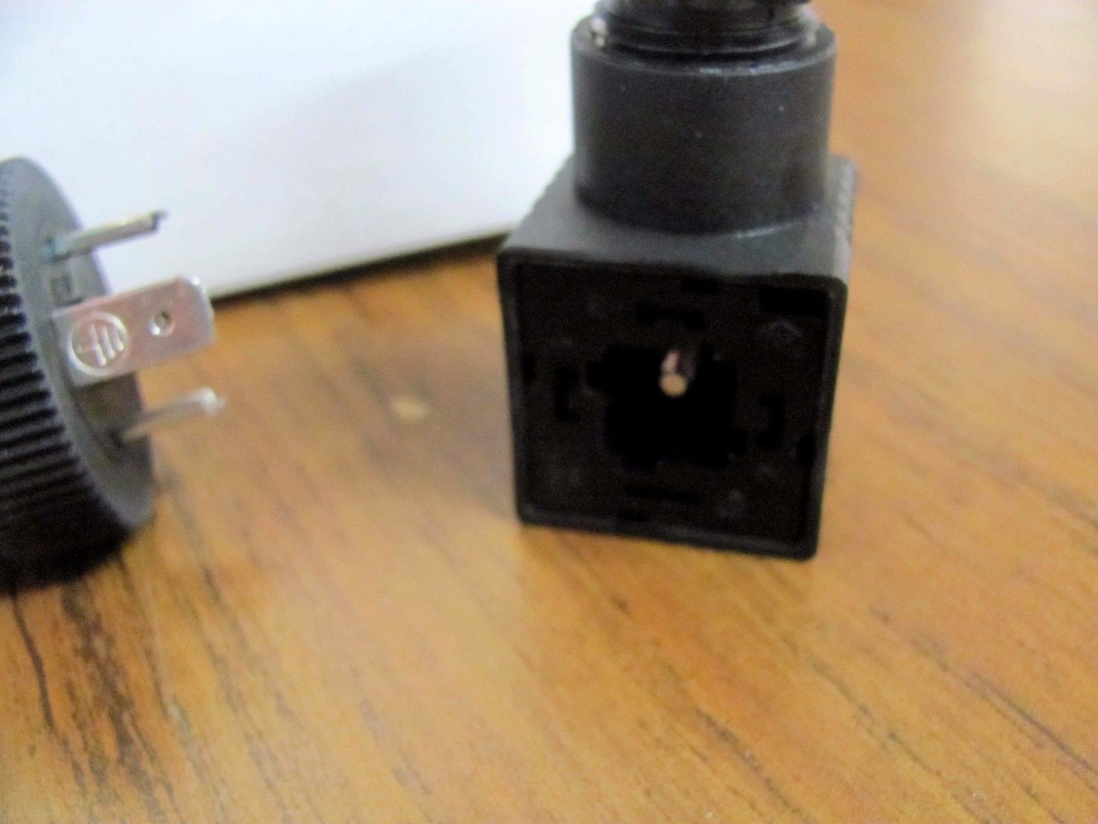 Trafag Sensor Controls ECT 8472 Industrial Pressure Transmitter