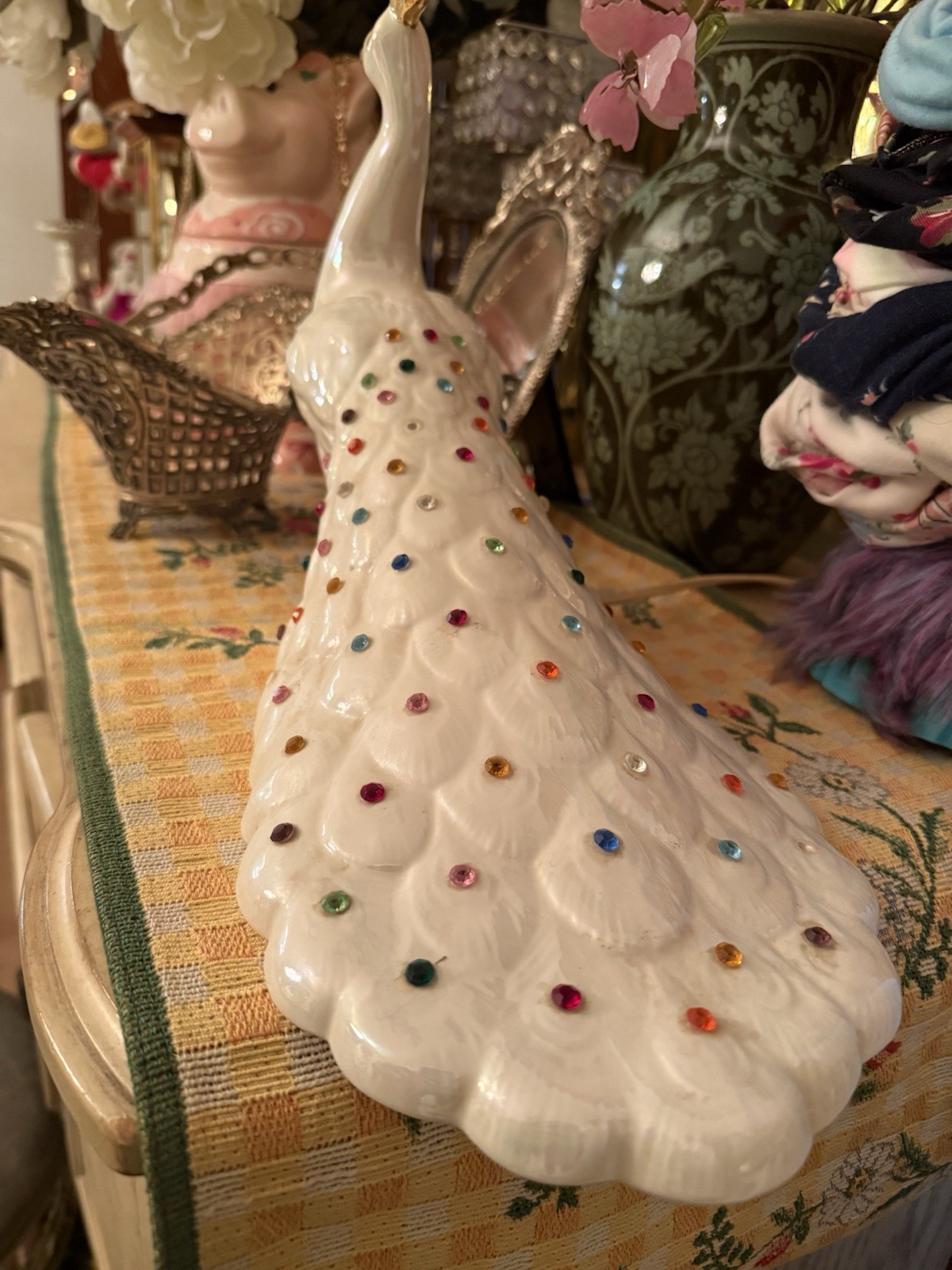 white cream Swine.  lamp table Very Beautiful  Table Lamp ￼￼ decor