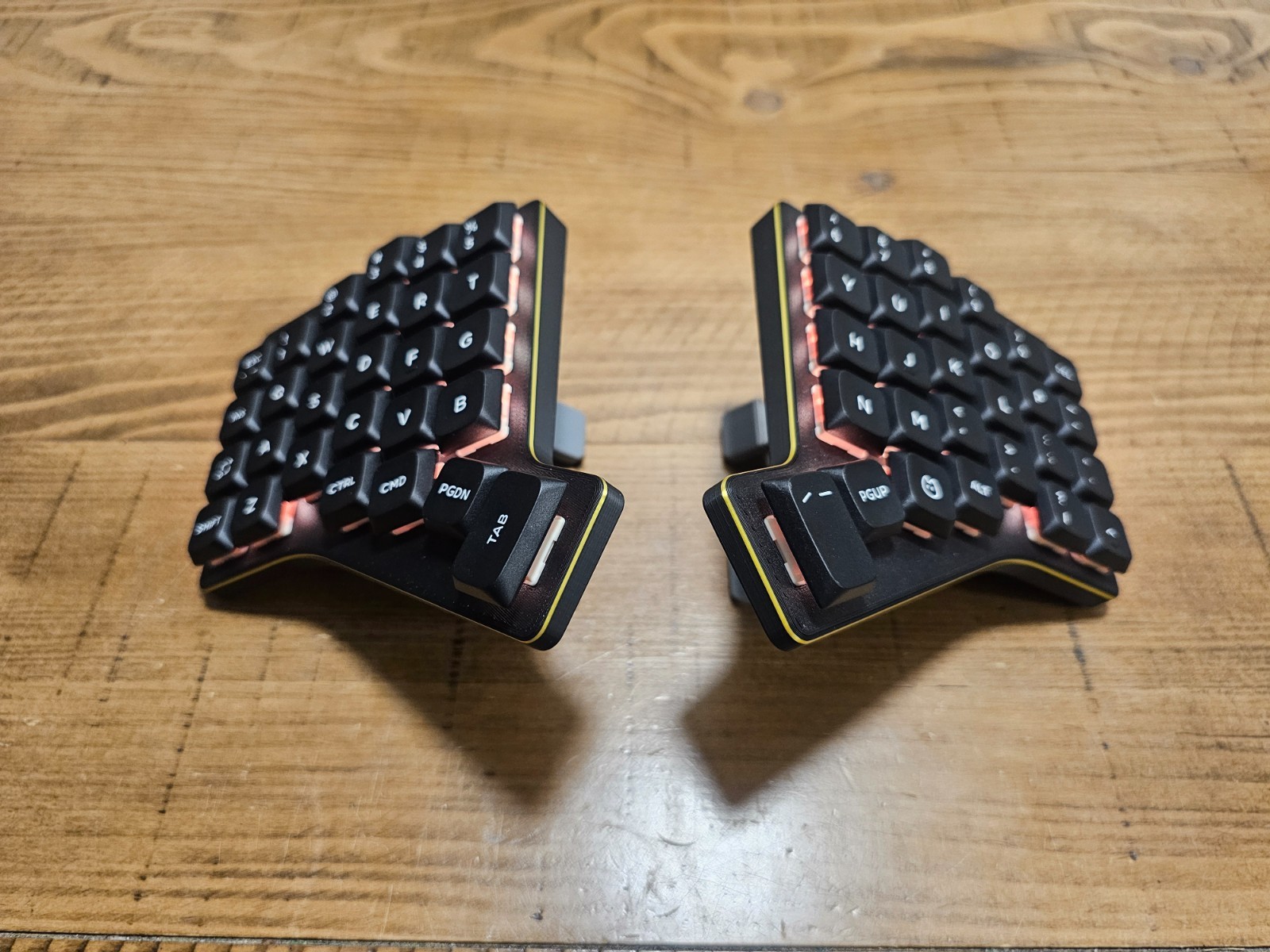 Tomahawk56 Wireless Split Keyboard (Lily58 & ZSA Voyager Hybrid)
