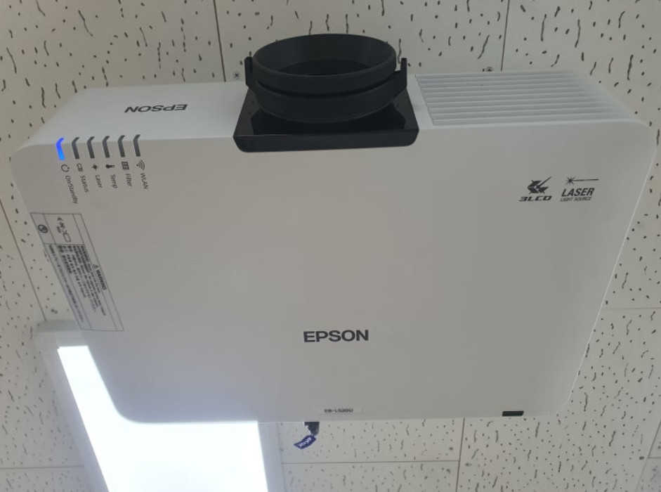 EPSON EB-L730U Laser beam porjector Laser Diode WUXGA 7,000lm / Home Theater