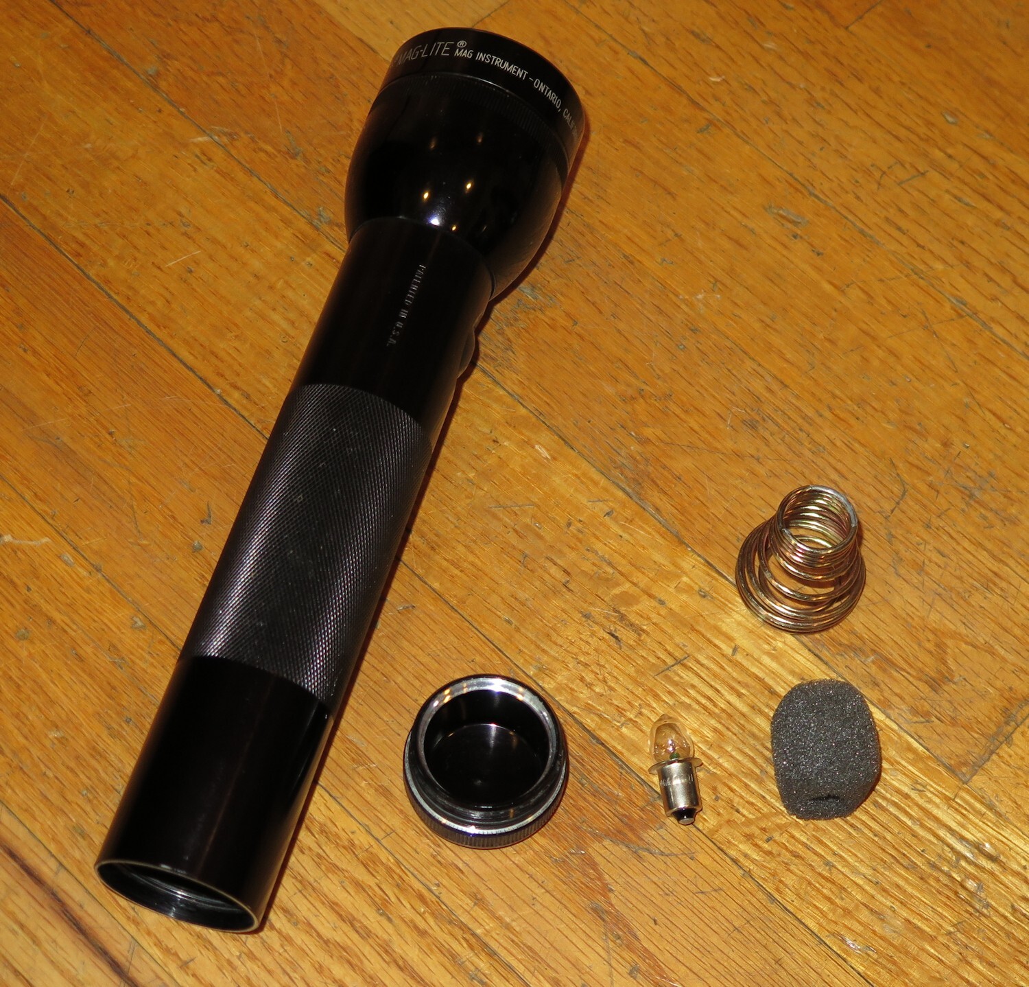 Mag-Lite 10" 2 D-Cell Heavy Duty Incandescent Black Anodized Flashlight