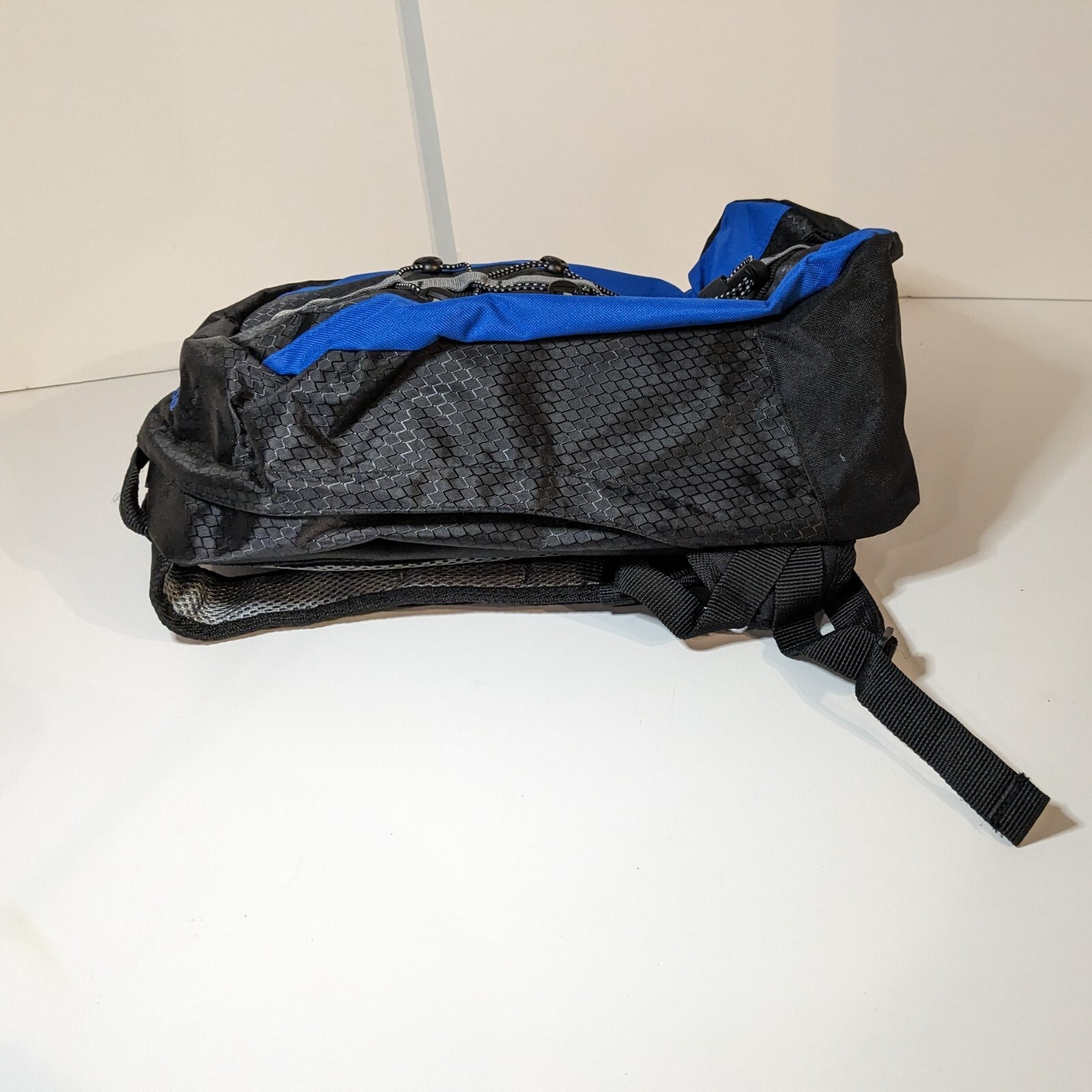 Element Gear 2 Liter Hydration Pack Camping Backpack, World Famous Sports, Black