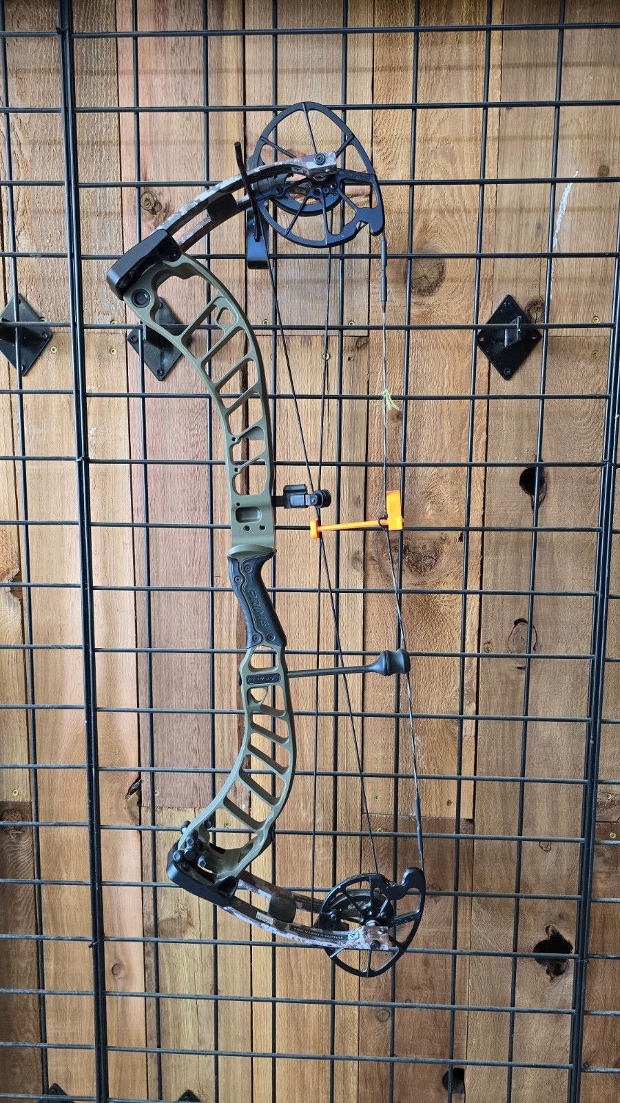 Prime  Revex 2 RH Compound Bow