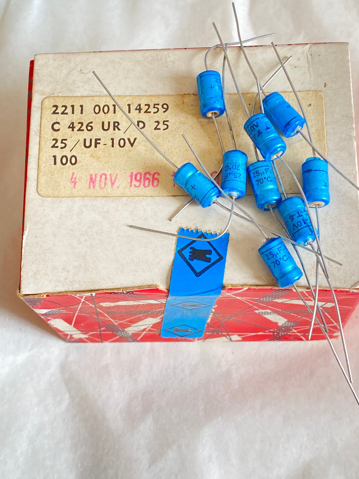 SEALED BOX OF 100 VINTAGE NOS 25µF 10V C426 PHILIPS CAPACITORS FOR FUZZ PEDAL