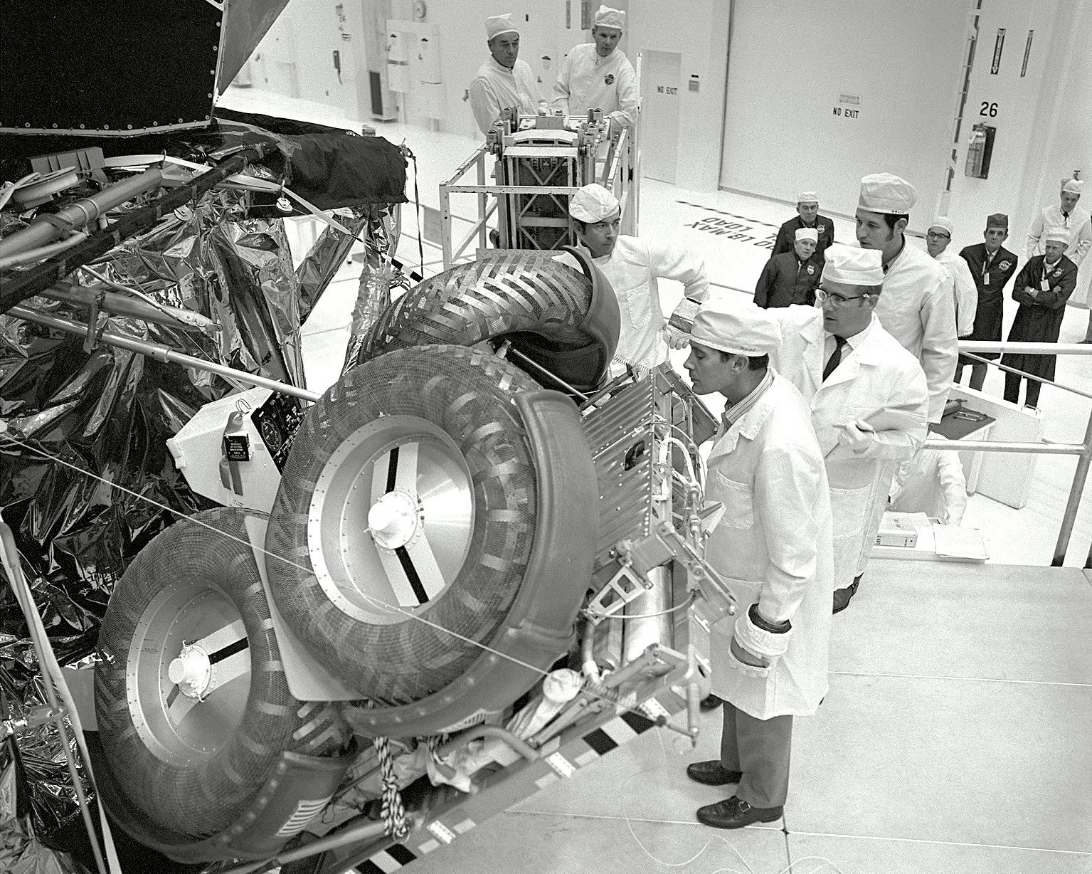 JOHN YOUNG & CHARLIE DUKE APOLLO 16 ASTRONAUTS INSPECT LRV - 8X10 PHOTO (AA-741)