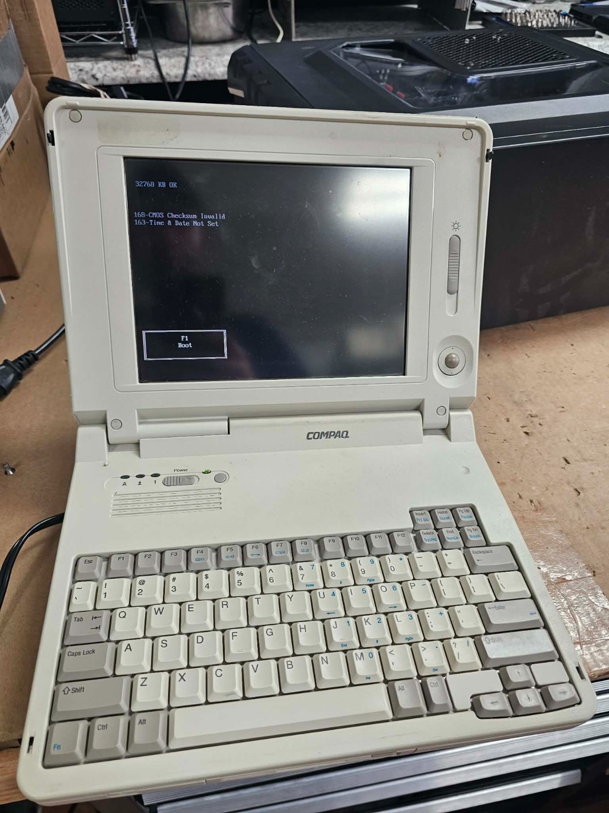 Vingage Retrro Gaming Compaq LTE Elite 4/75CX Laptop / Notebook Working Clean