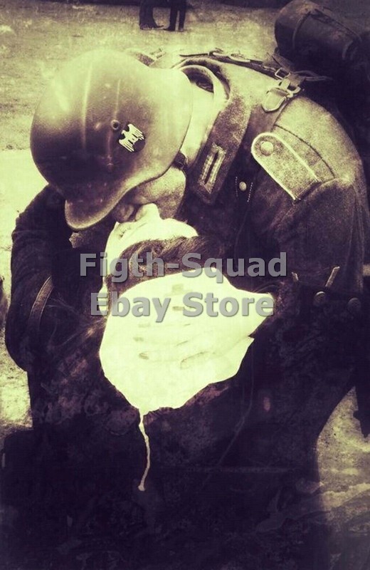 WW2 Picture Photo German soldier kissing a woman 5997