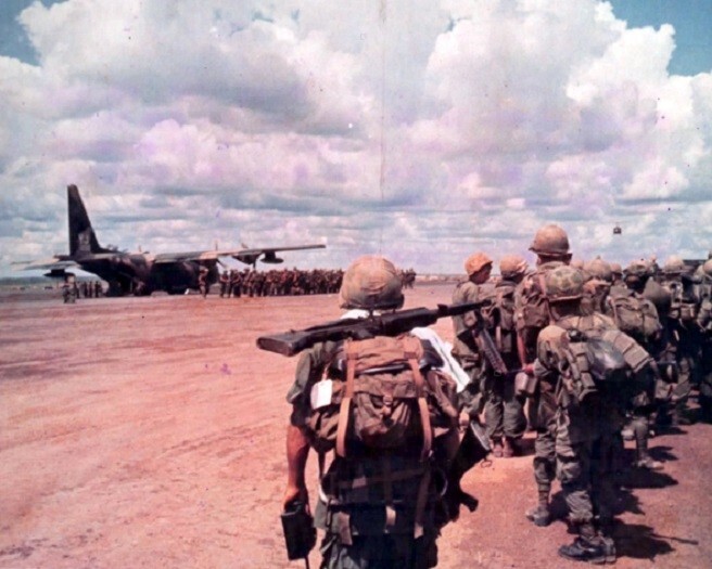 U.S. Soldiers prepare to board a C-130 Aircraft 8x10 Vietnam War Photo 800