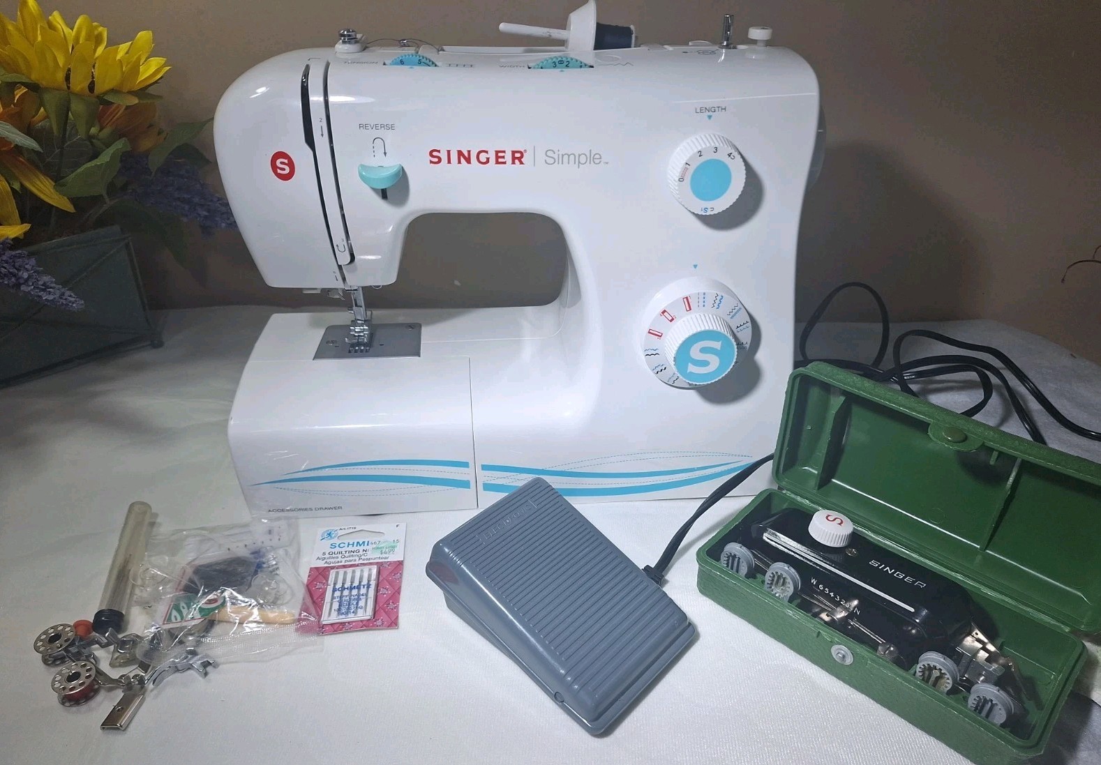 Vintage Singer Simple 2263 Sewing Machine & Accessories Lot