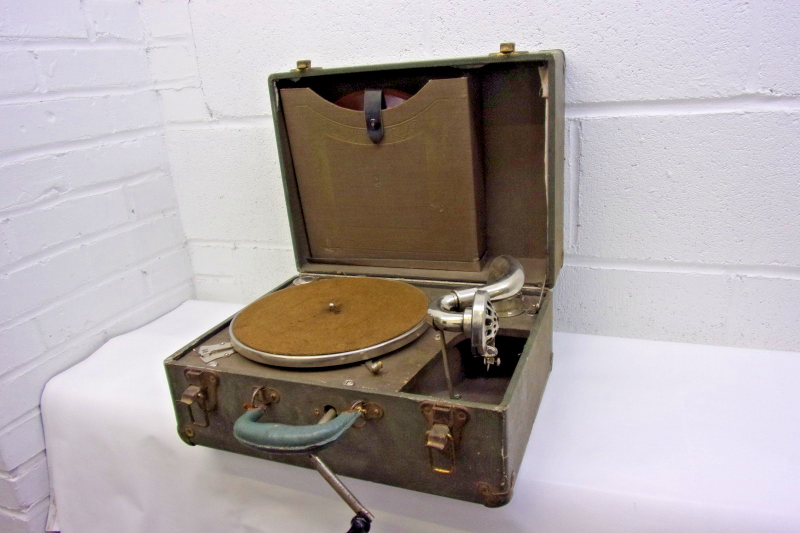 1920' s  Hand Crank Portable Gramaphone Record Player Phonograph