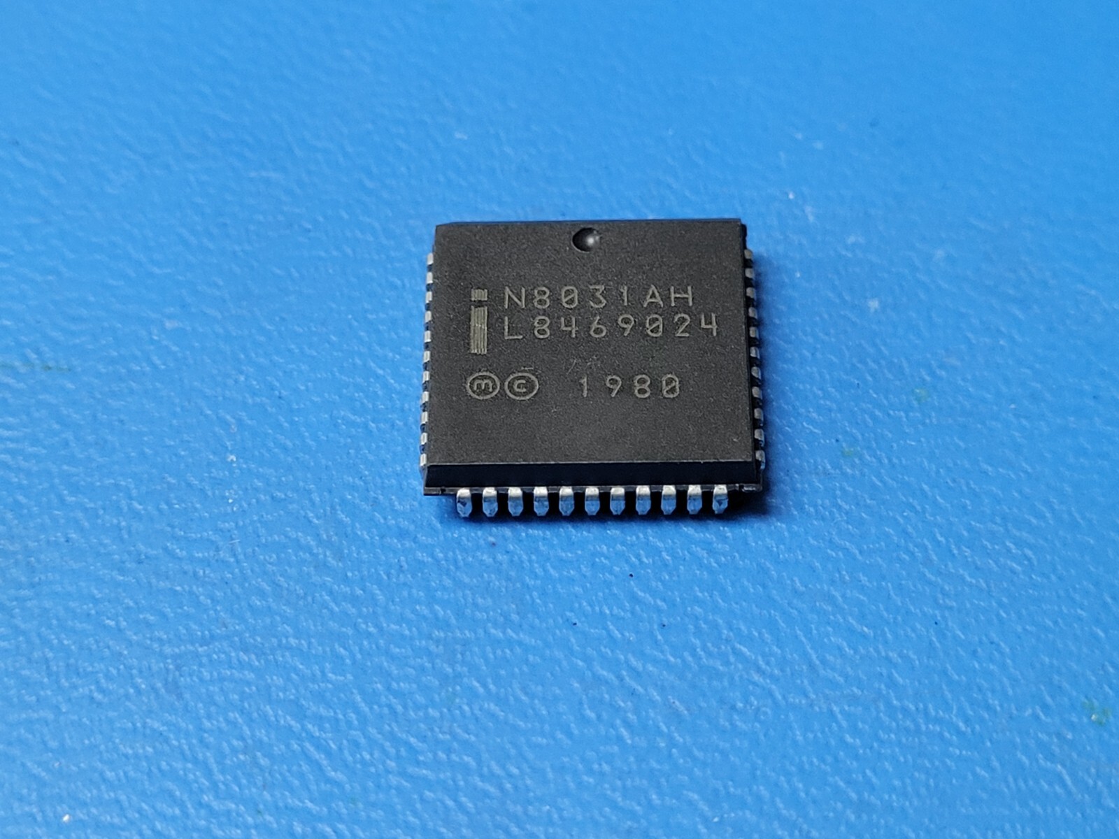 (3 PCS) N8031AH INTEL Microcontroller, 8-Bit, 8051 CPU, 6MHz, NMOS, PLCC44