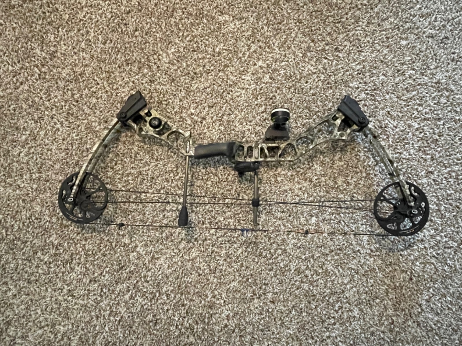 Matthews Mission Hype DTX - adjustable youth/adult compound + sight and a arrows