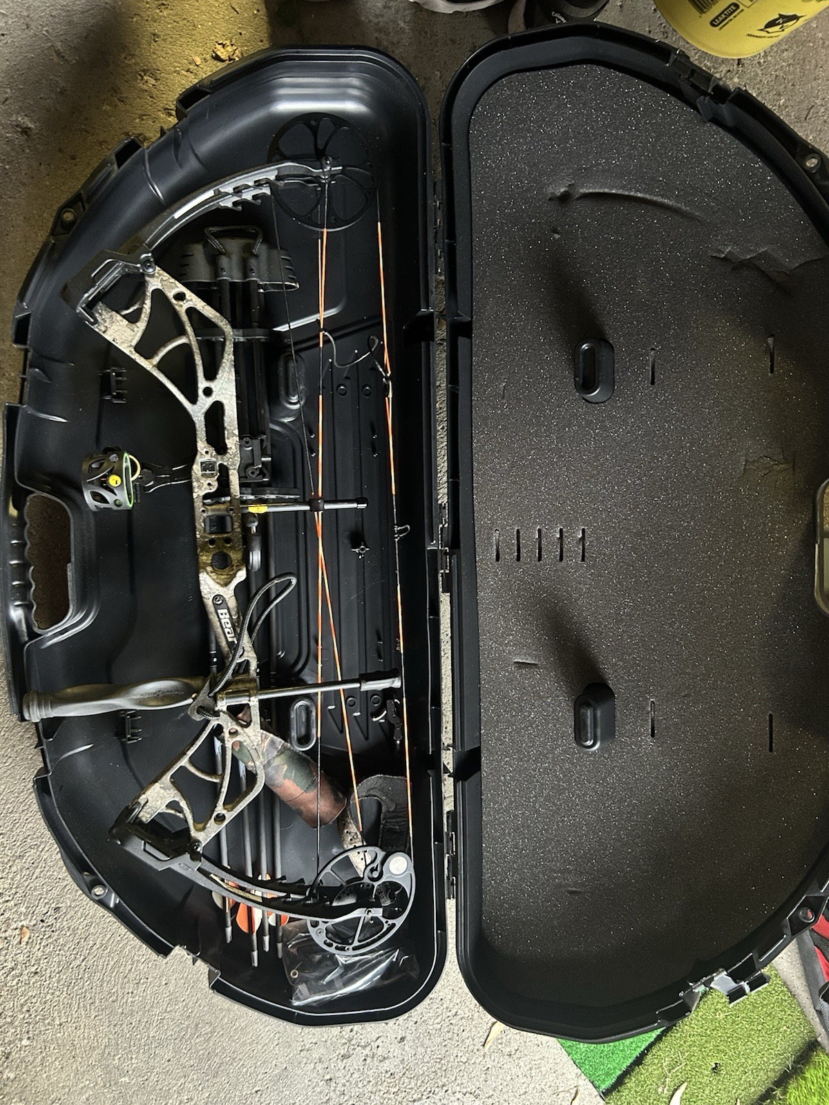 Bear Compound Bow Right Handed With Case Included