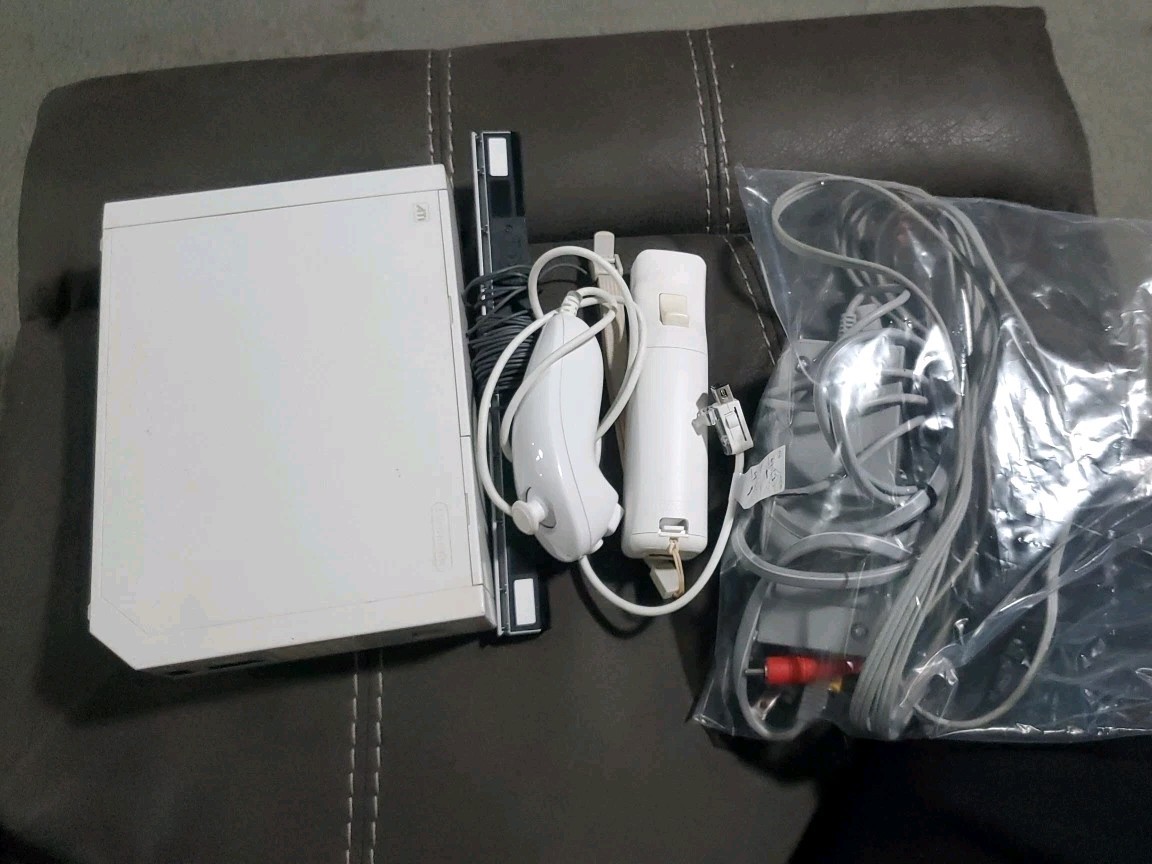 Nintendo Wii Console Bundle, Tested.  See Pics Of Condition