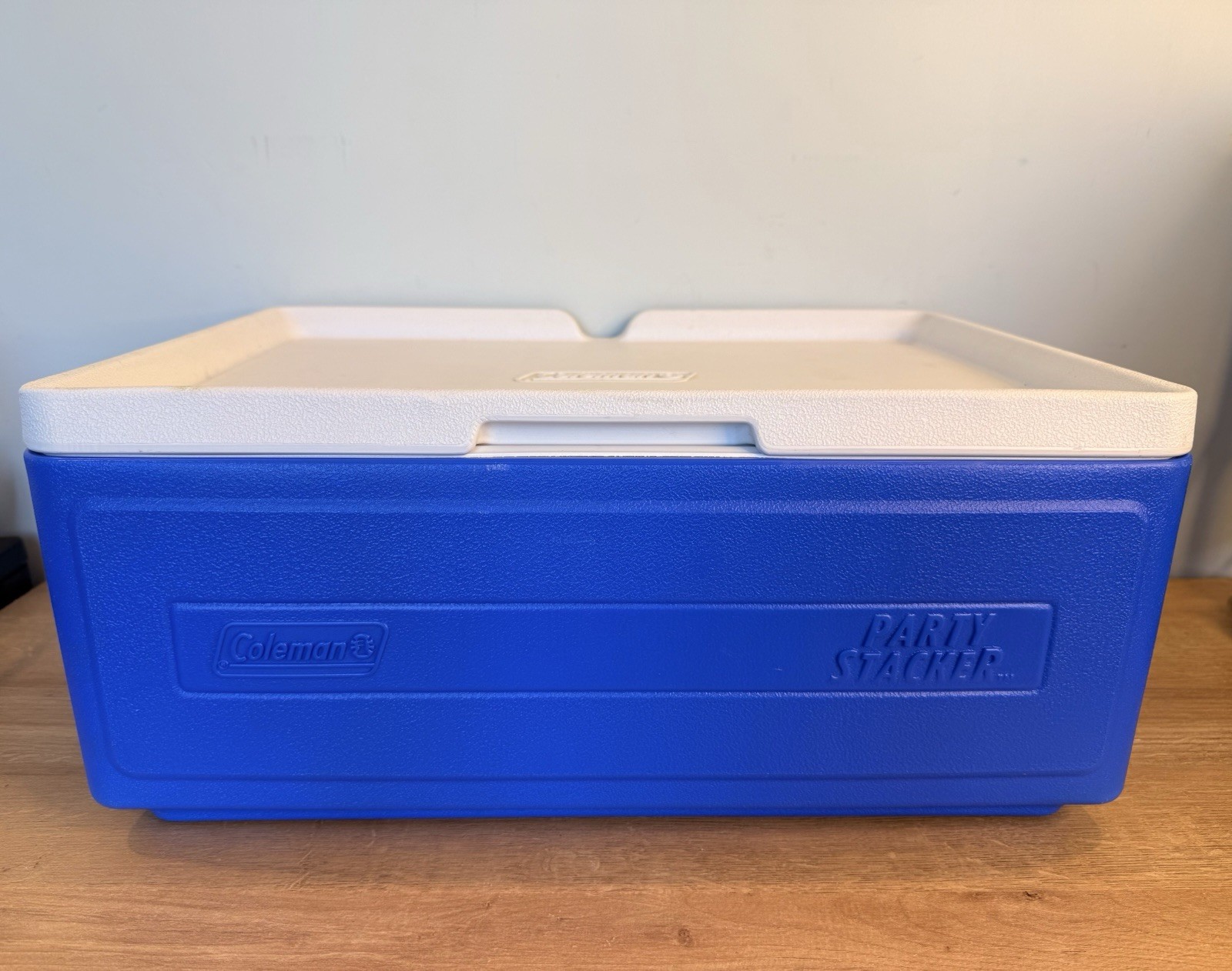 Coleman Party Stacker Model 6225 Cooler Fits 24 Cans Blue & White Made In USA