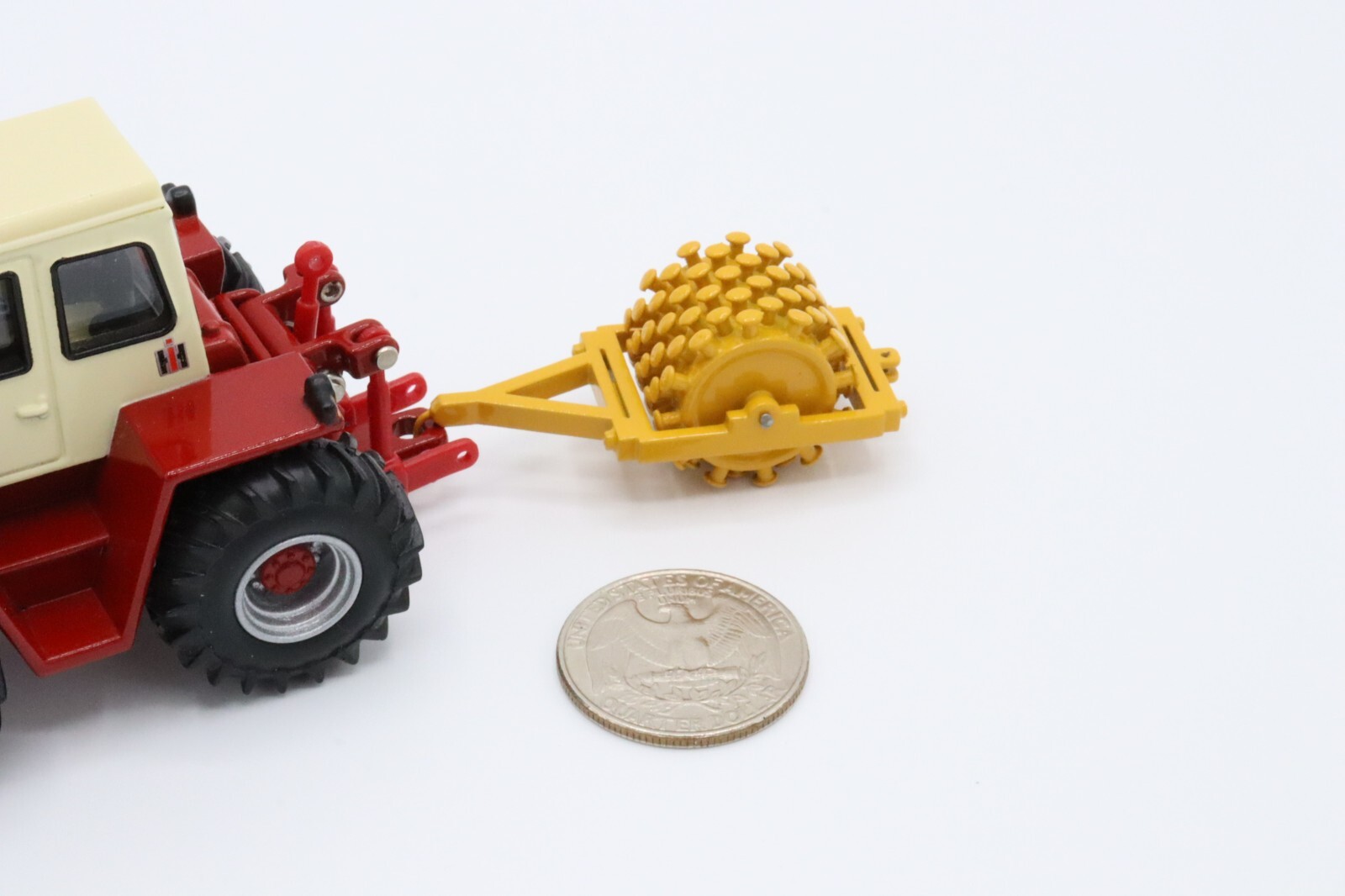 Single Sheepsfoot Packer – Padded Tooth – Old Caterpillar Yellow – 64th Scale