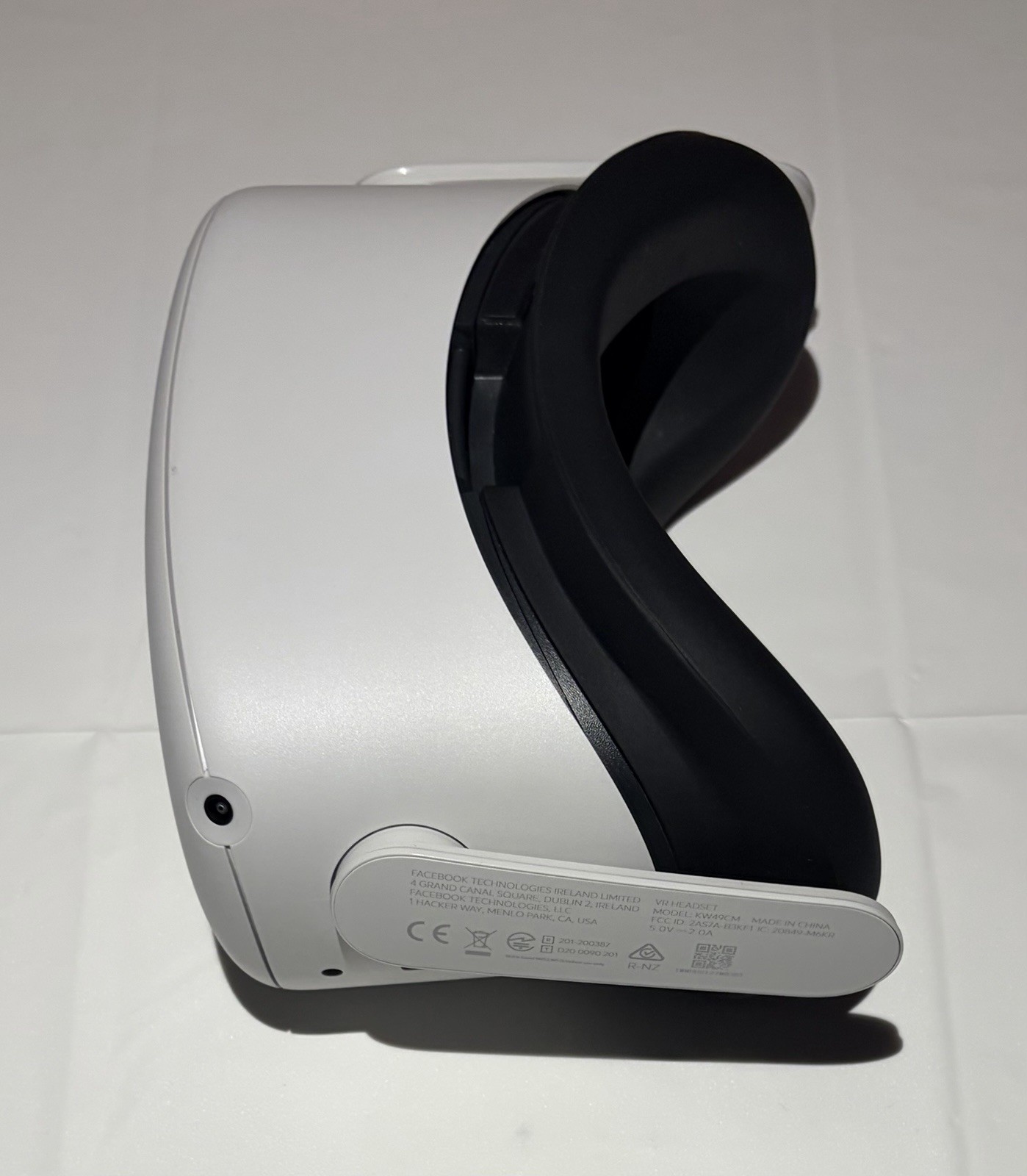Meta Oculus Quest 2 Standalone VR HEADSET ONLY KW49CM