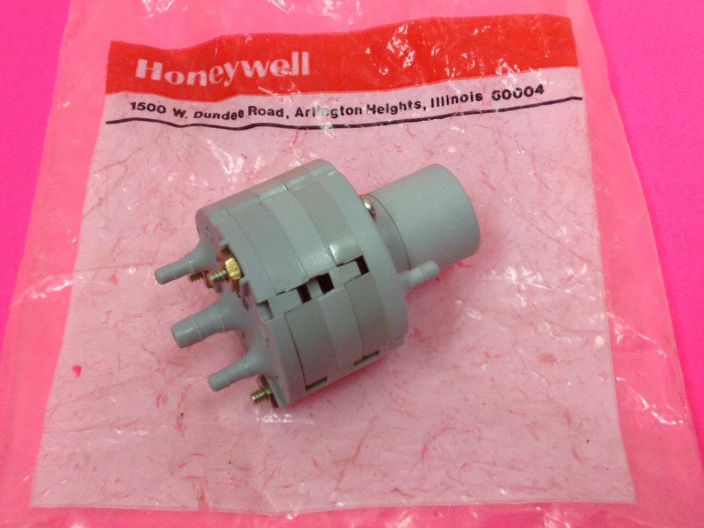 Honeywell - RP972A 1006 - Pneumatic Switching Relay - NEW