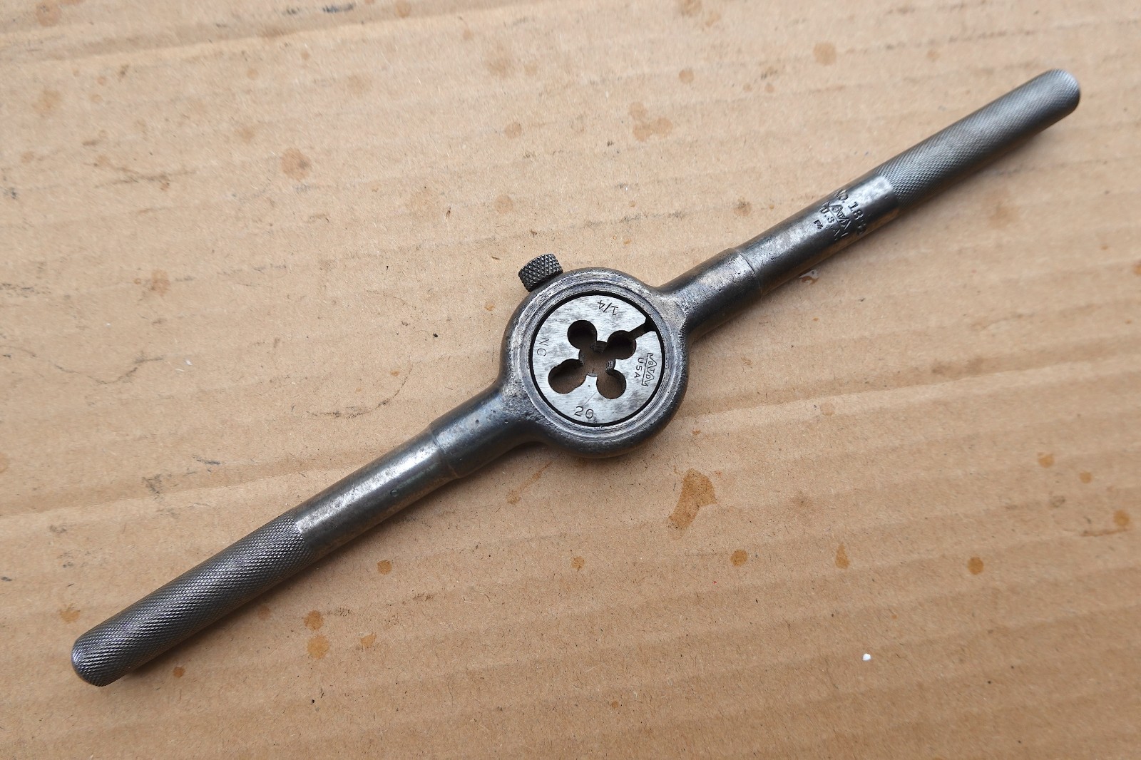 GTD  No. 1852 DIE HANDLE 1 ", 9 "L ,W/ 1/4-20 NC THREADING DIE