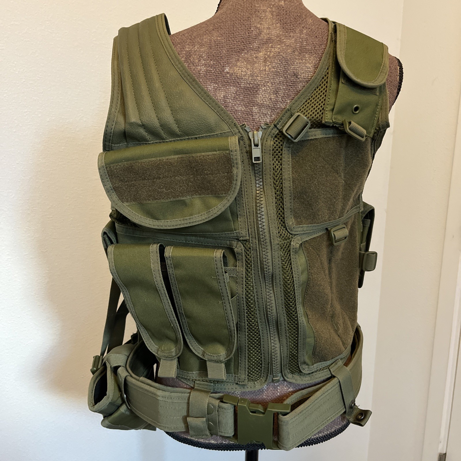 Tactical  Vest Unbranded With Mag Pouches NWOT