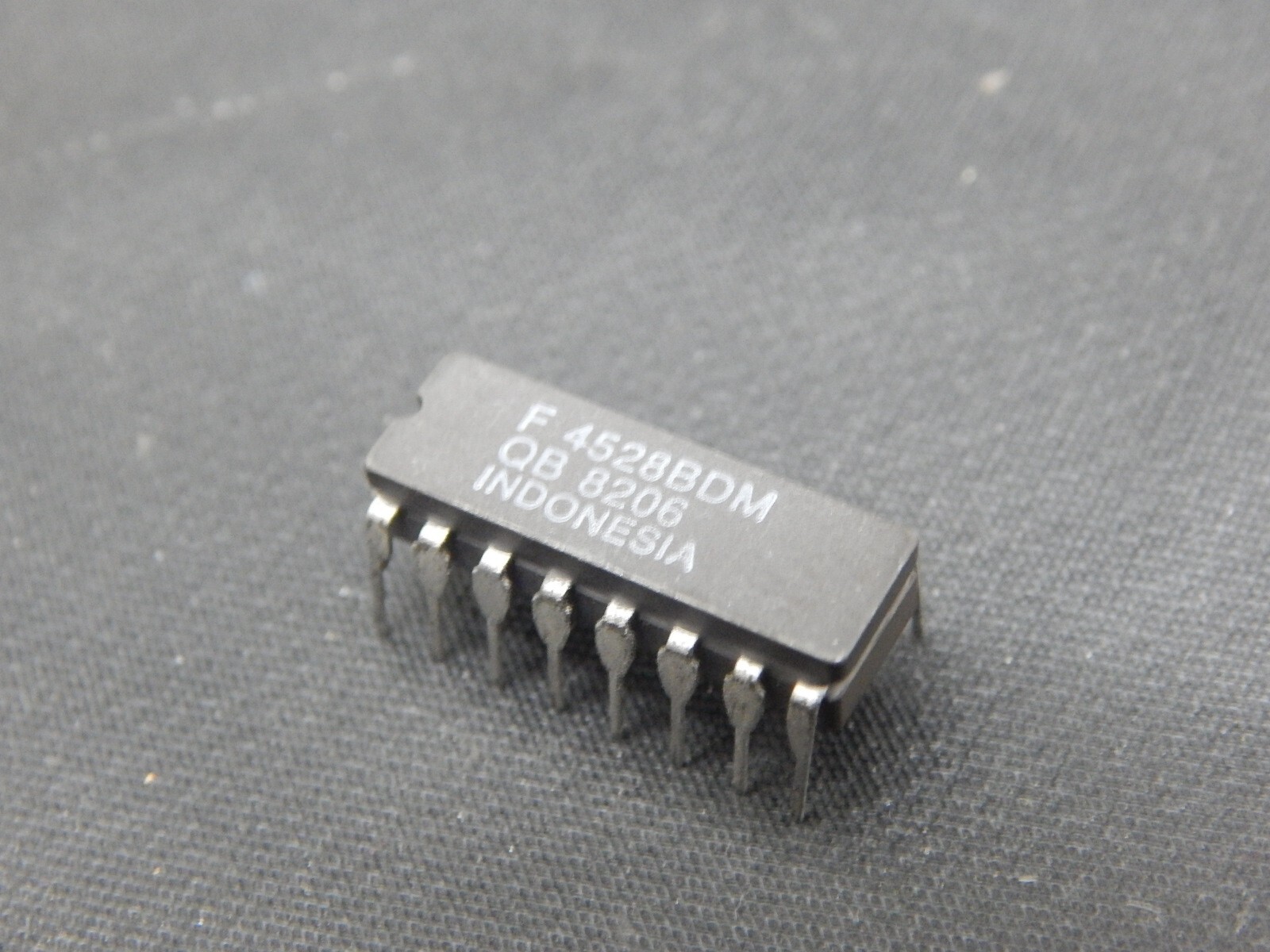 FAIRCHILD F4528BDMQB CDIP 4528BDMQB - USA SELLER - LIGHT SPEED SHIPPING