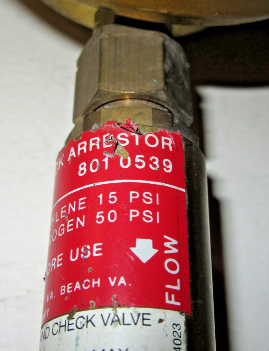 SMITH H1510A LP COMPRESSED GAS REGULATOR W/GAUGE & CONCOA FLASHBACK ARRESTOR