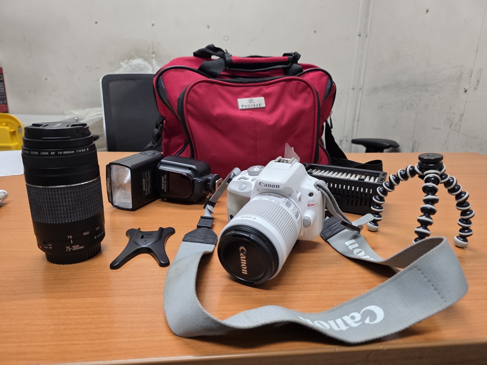 Canon EOS Rebel SL1 Camera Bundle w/ Lens, Flash, Charger, Tripod, Bag