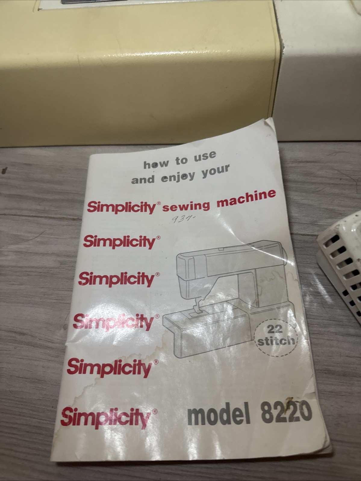 SIMPLICITY Sewing Machine Zig Zag 8220 W/Manual TESTED & Working