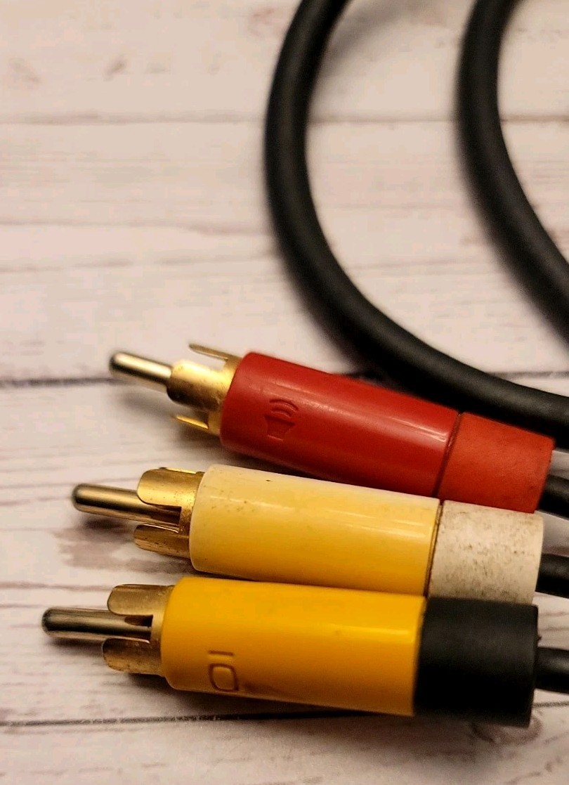 XBOX 360 COMPOSITE AV CABLE, PRE-OWNED. UNTESTED .