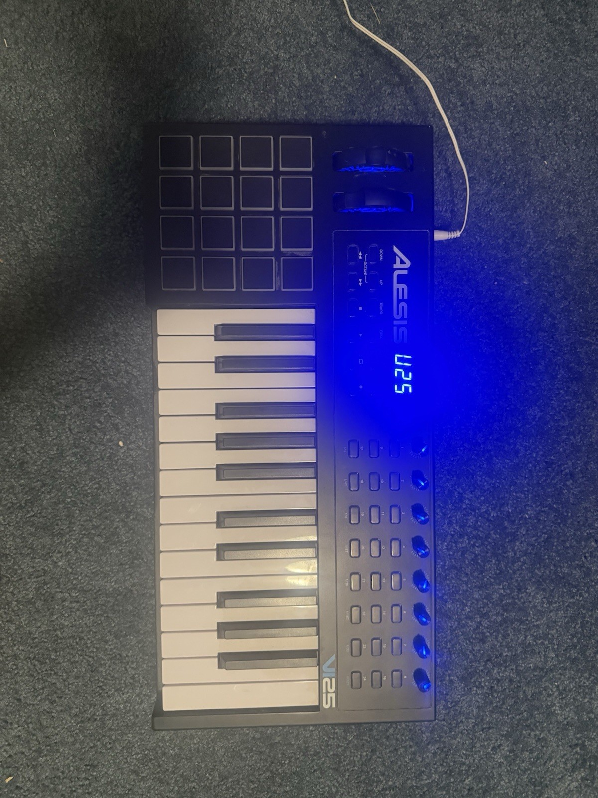Alesis V25 USB Midi Keyboard Controller 25-Key with Backlit Pads