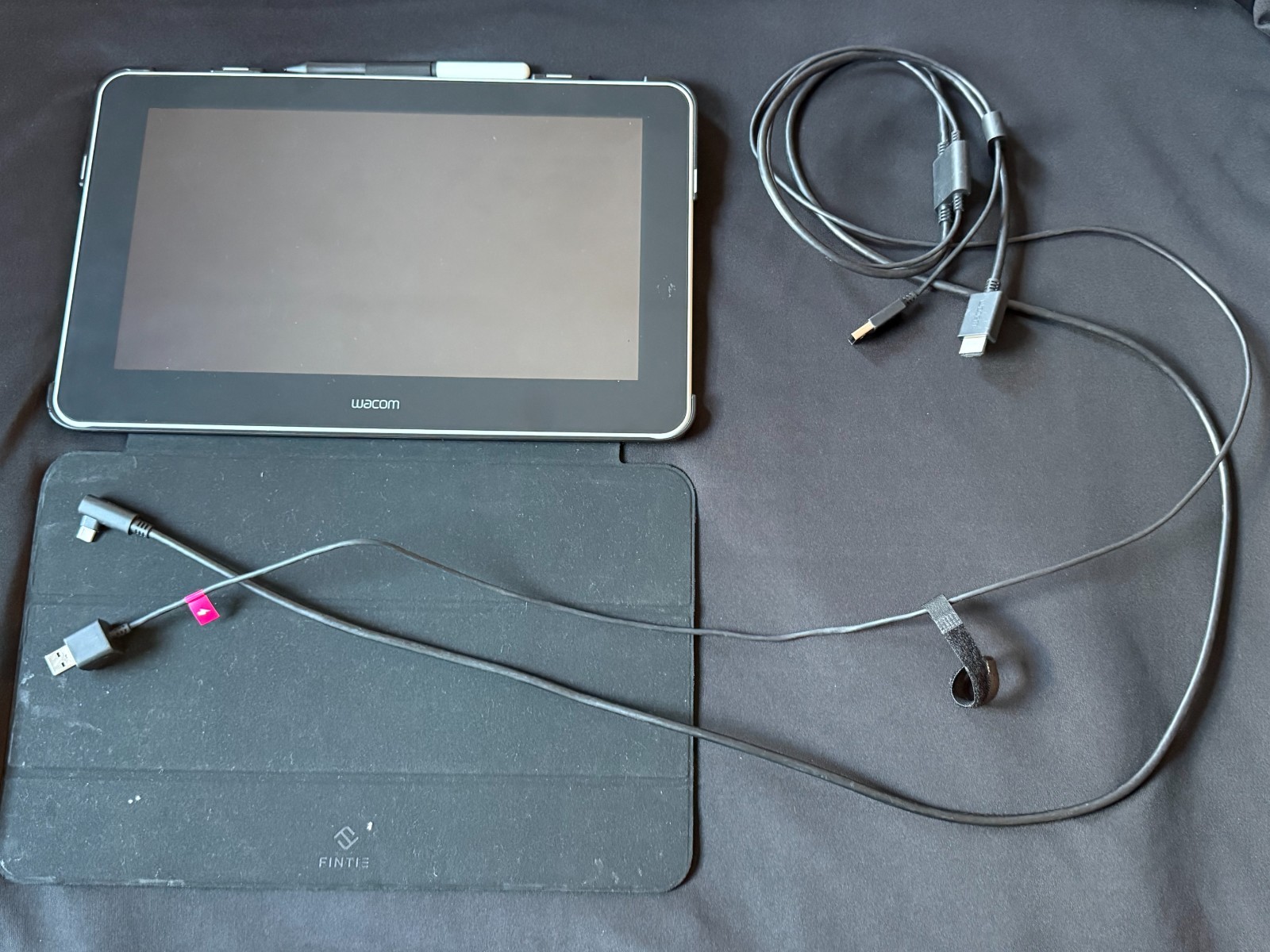 *** WACOM TABLET WITH PEN, COVER CASE, SCREEN PROTECTOR, (NEVER USED) ****
